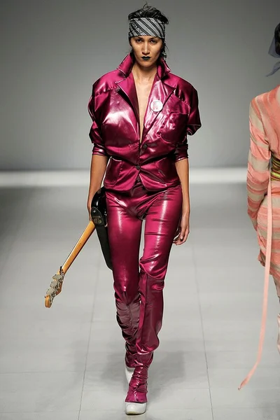 Look 10